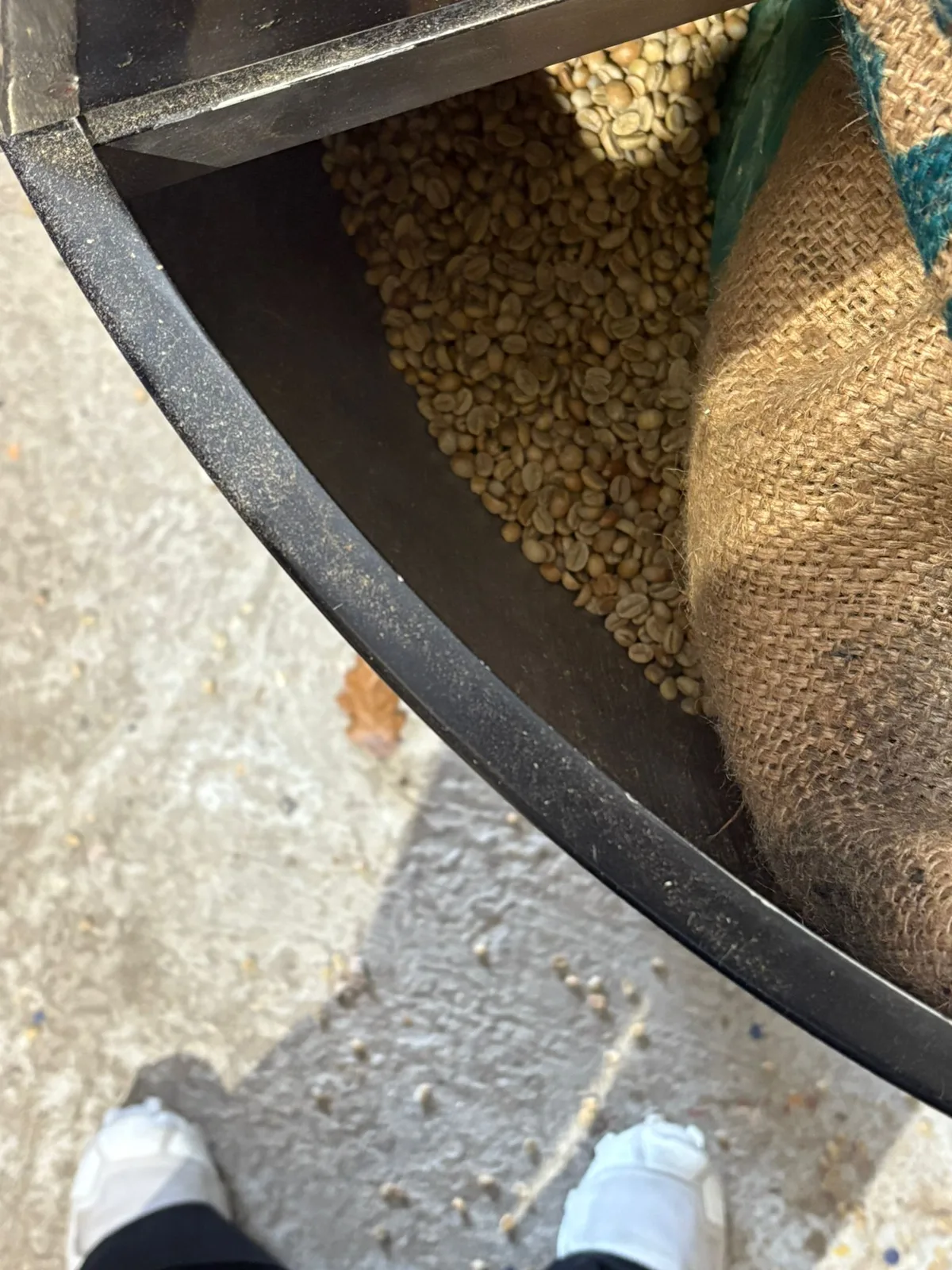 Tamara, fondatrice de Buna, préparant les grains au café parisien