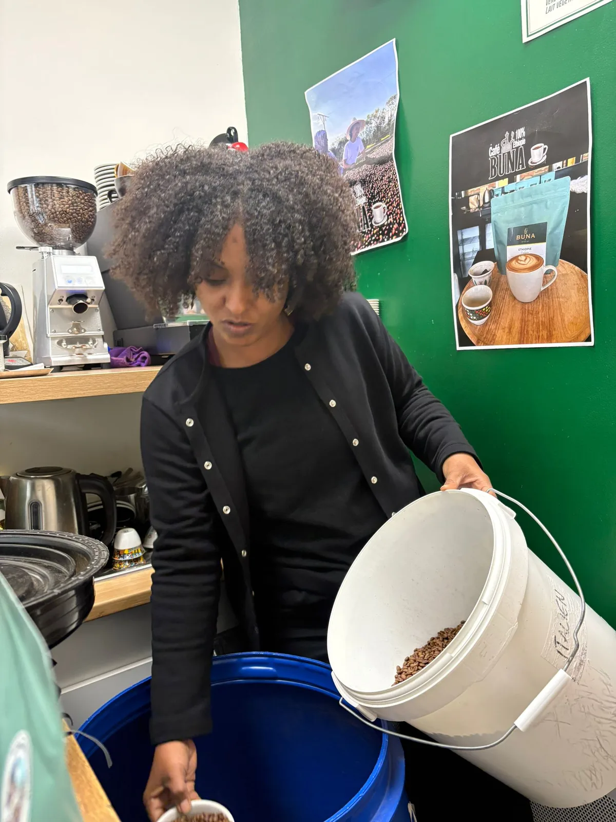 Intérieur du café Buna — 65 rue Bichat, Paris 10e
